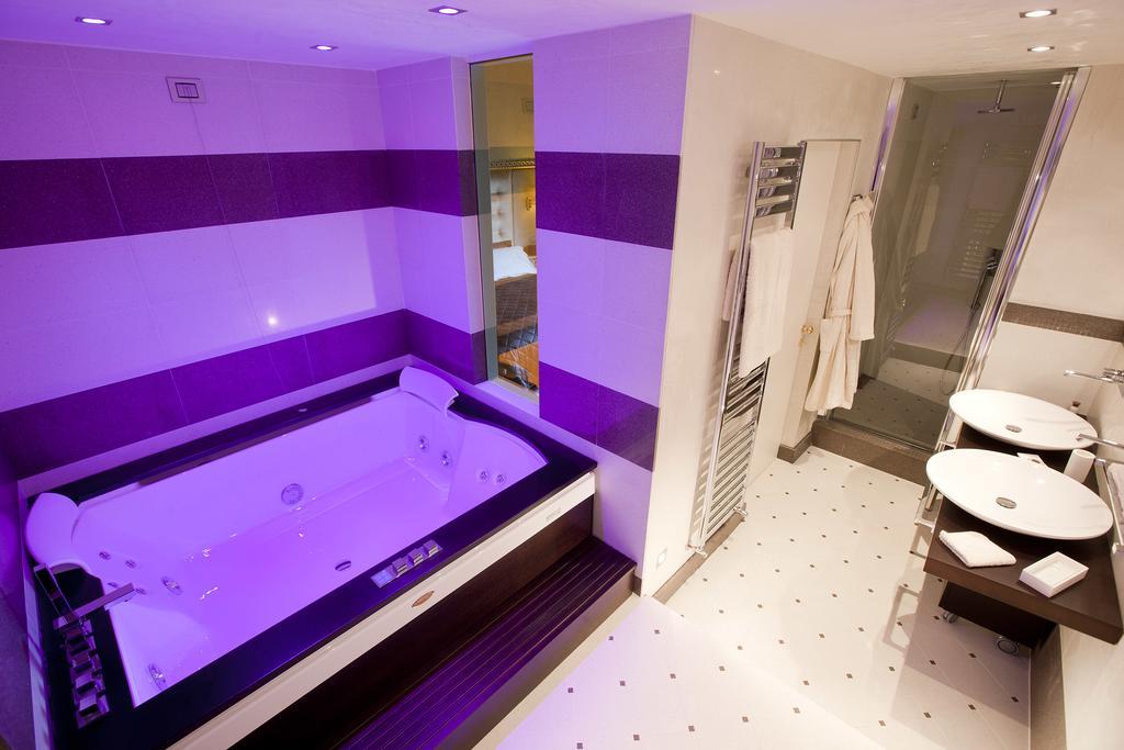 Deluxe Suite Spa Bath,109865817:JPEG