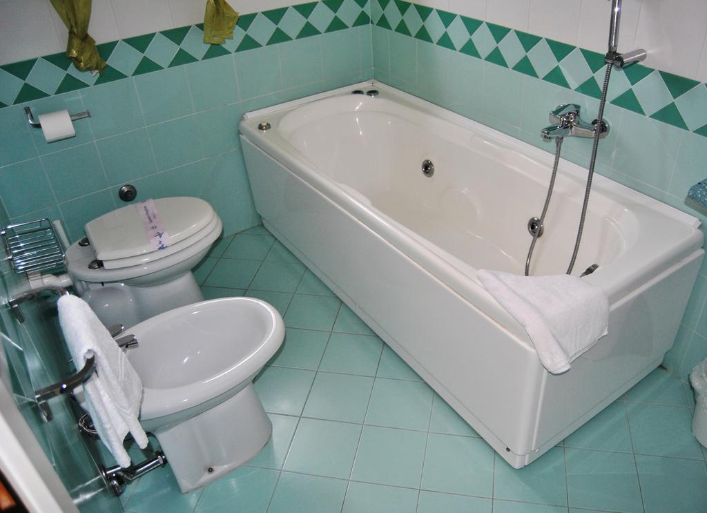 Deluxe Double or Twin Room Spa Bath,699835612:JPEG