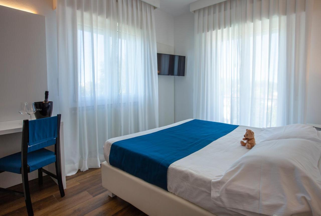 Family Room with Balcony,1220487235:JPEG