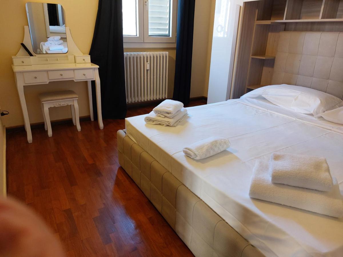 One-Bedroom Apartment,1305222259:JPEG