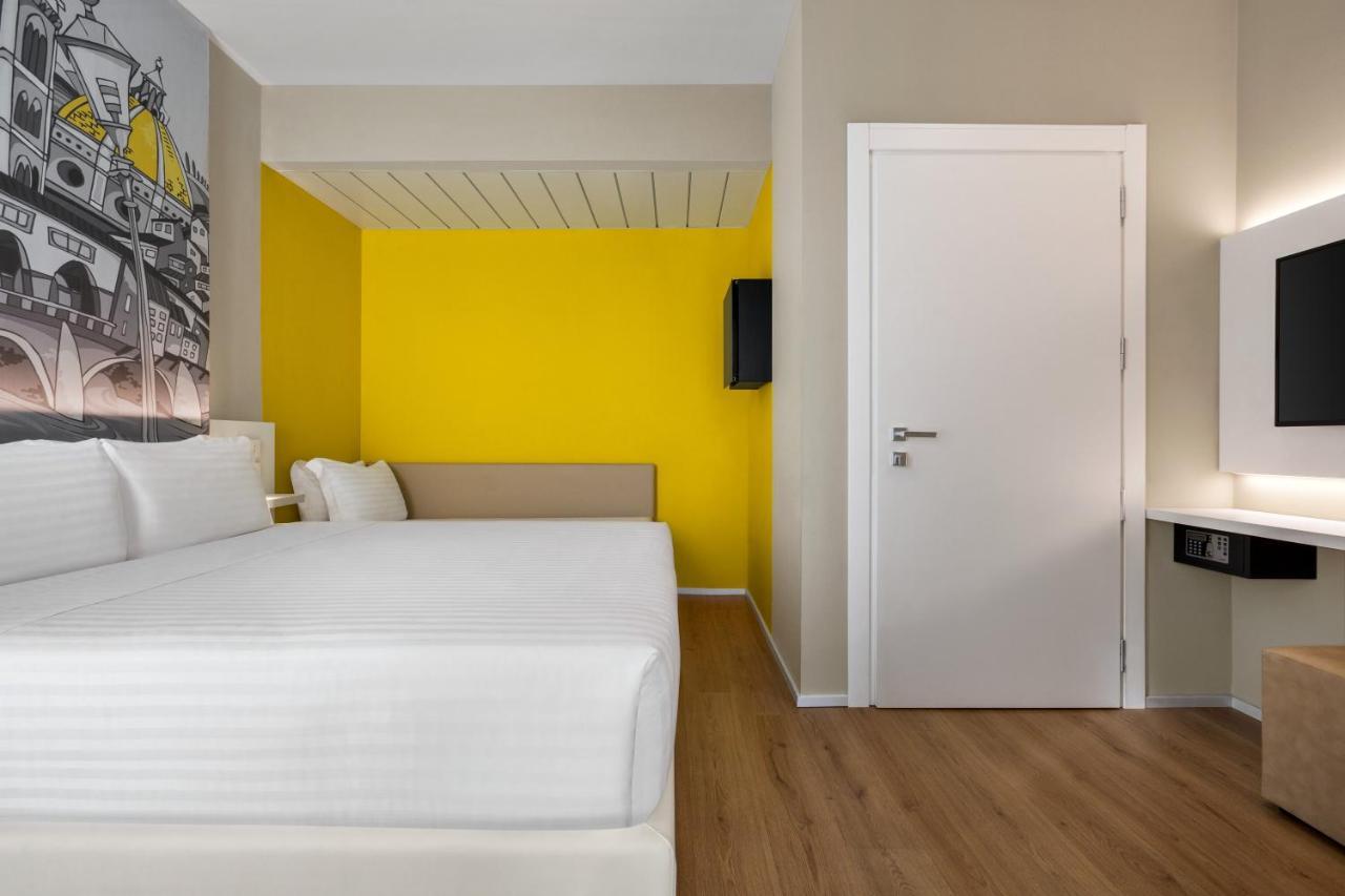 1 Queen Bed 1 Sofa Bed room Standard Non-Smoking,1352698672:JPEG