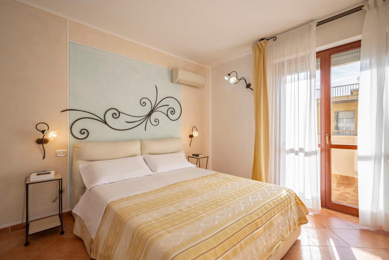One-Bedroom Apartment Balcony,1499249716:JPEG