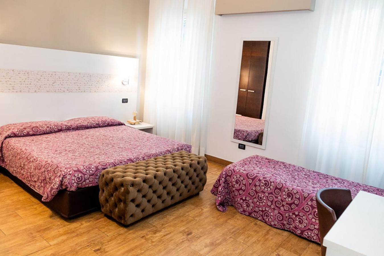 Triple Room,712754188:JPEG