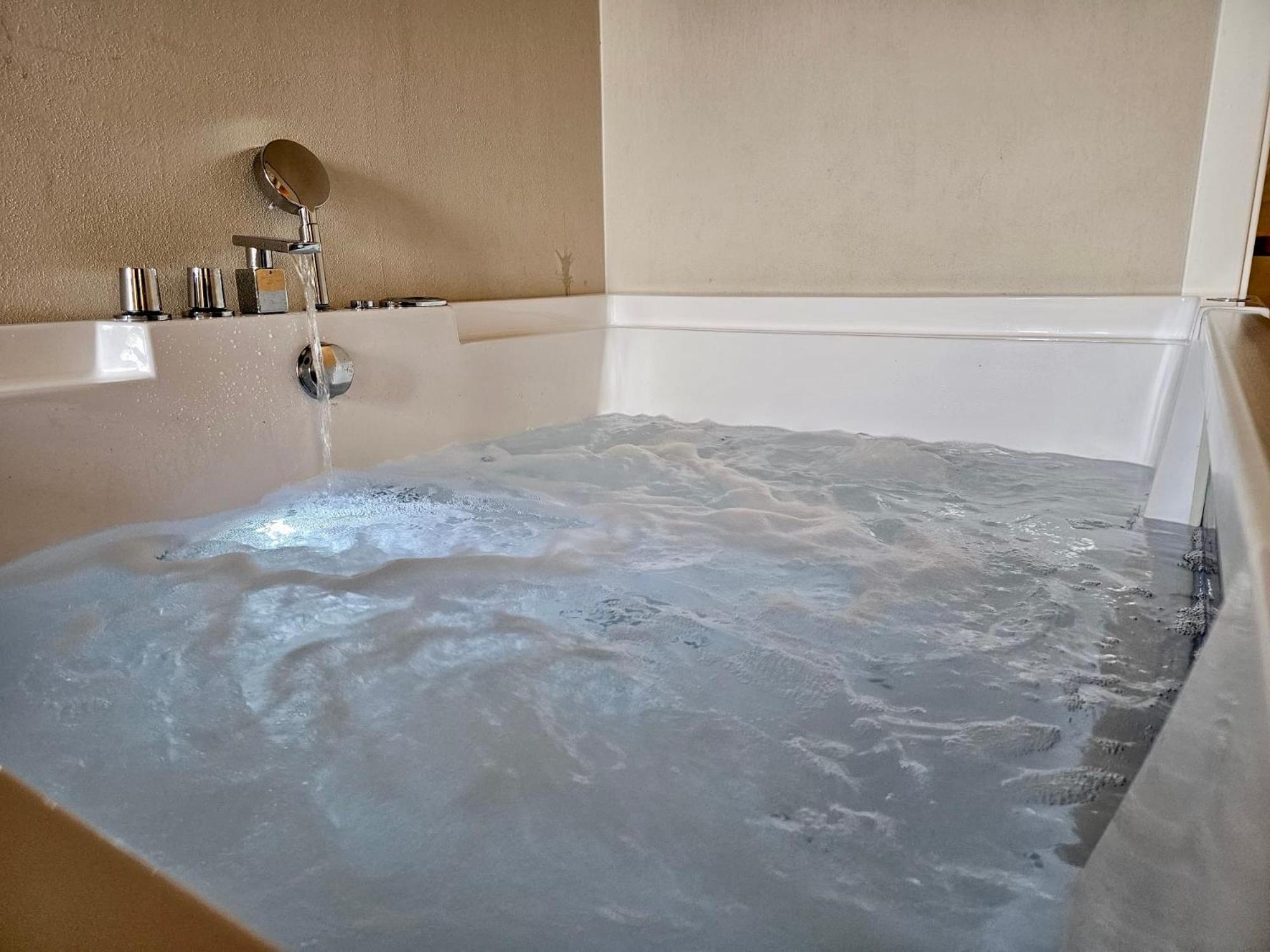 Deluxe Double Room Bath,1586197208:JPEG