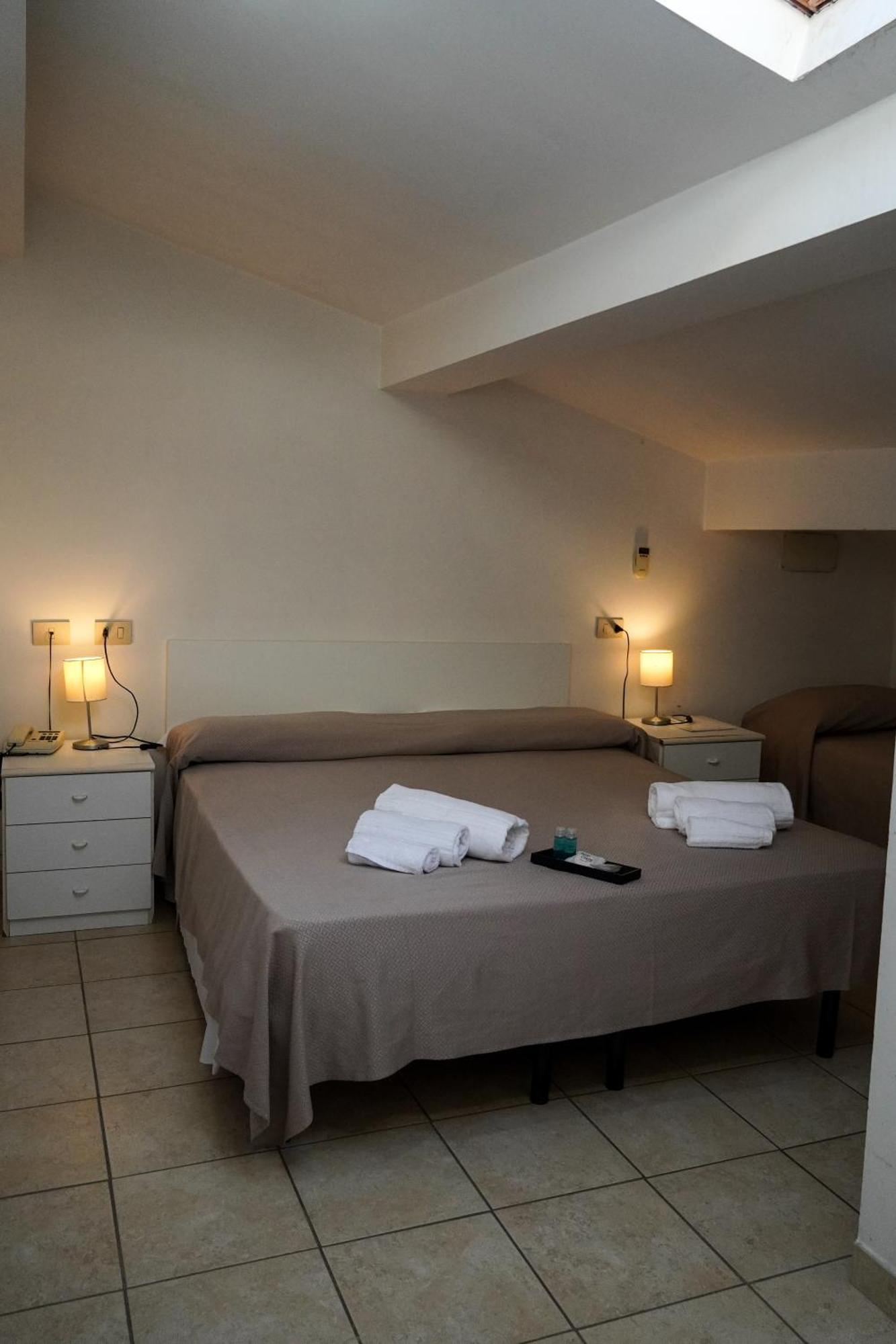 Two Adjacent Rooms,1588349506:JPEG