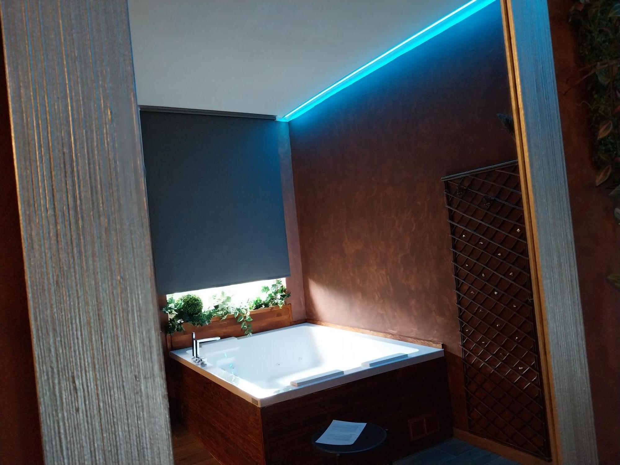 Deluxe Suite Spa Bath,1480783709:JPEG