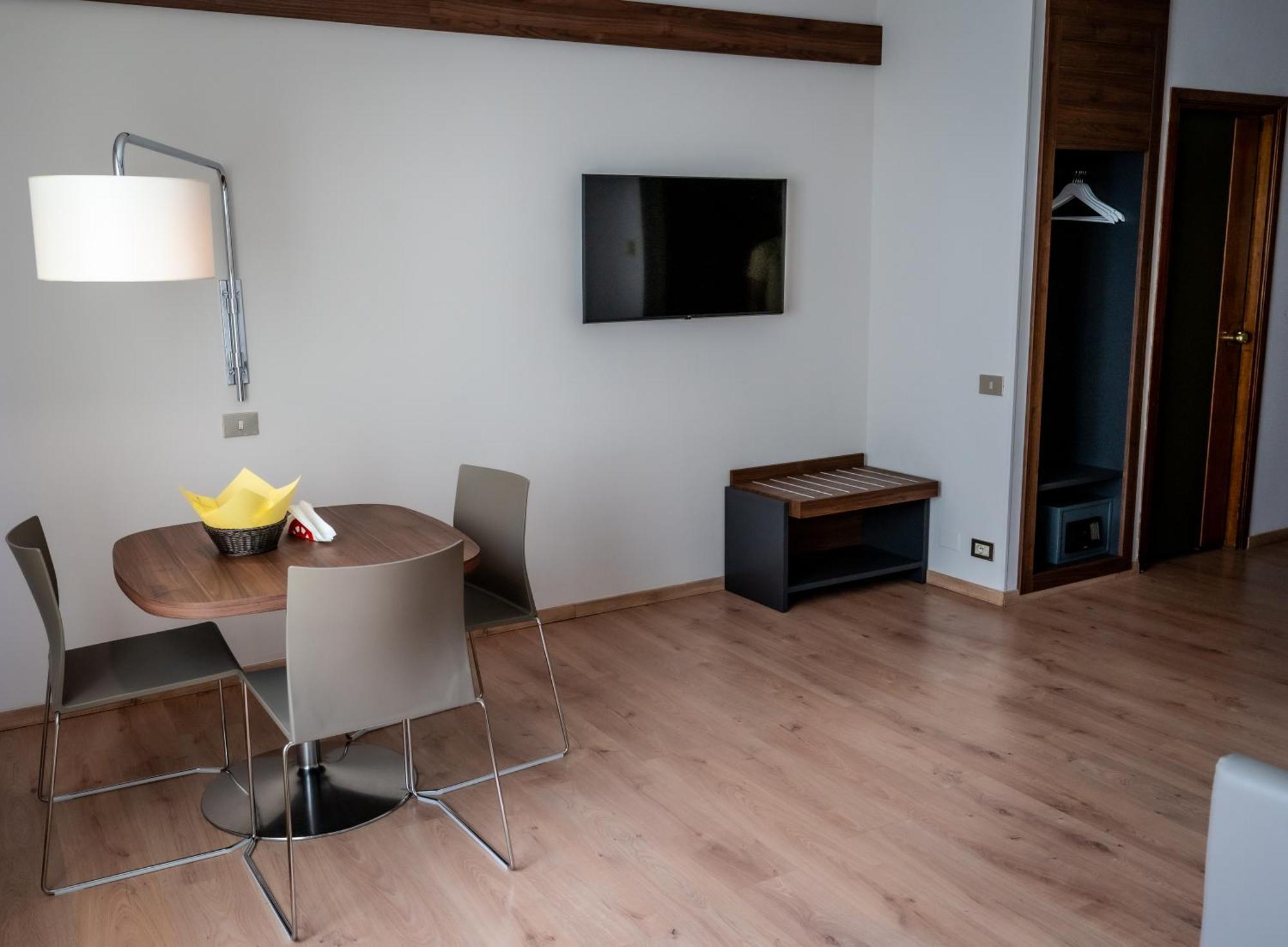 One-Bedroom Apartment Sofa Bed