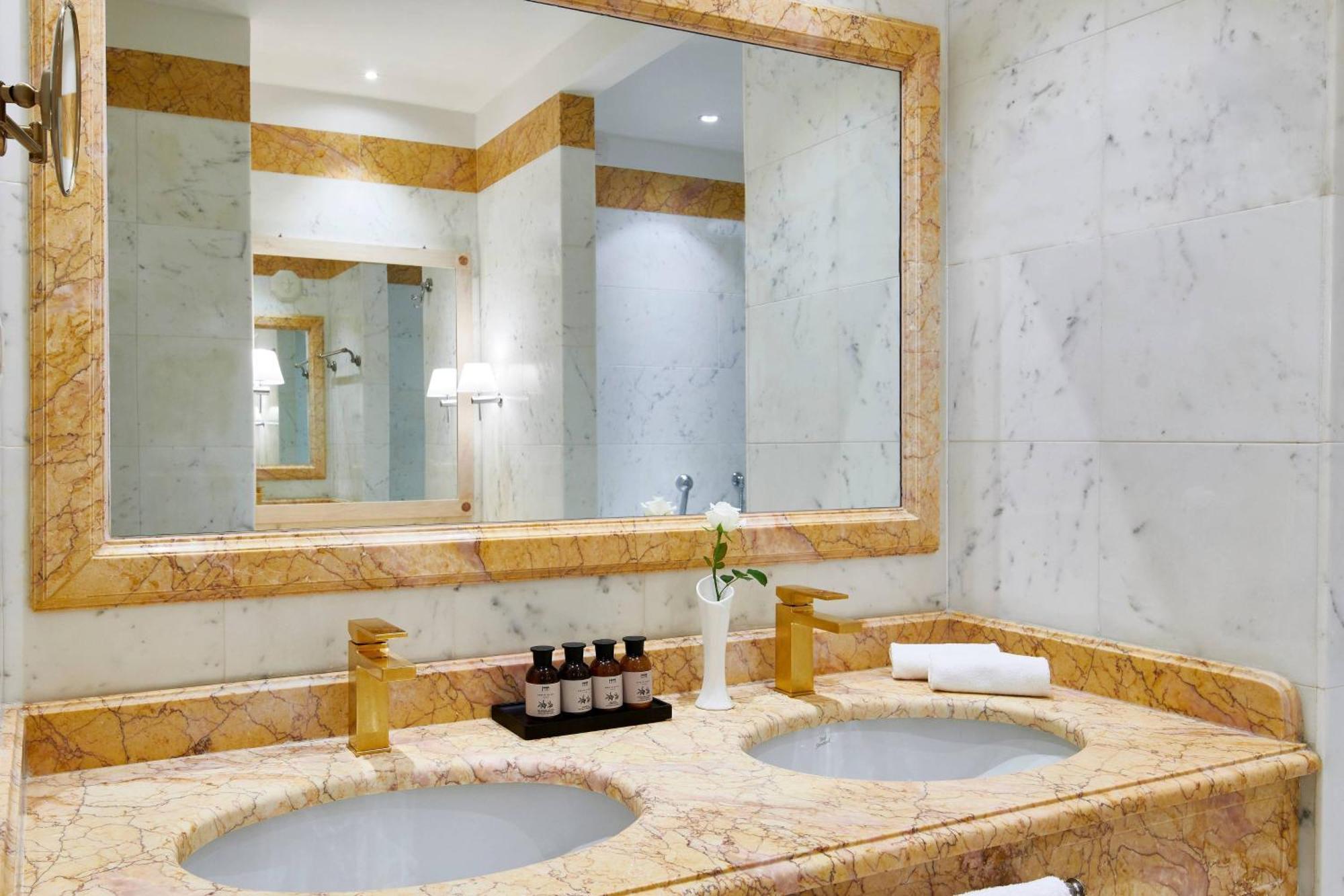 Junior King Suite Mountain View
