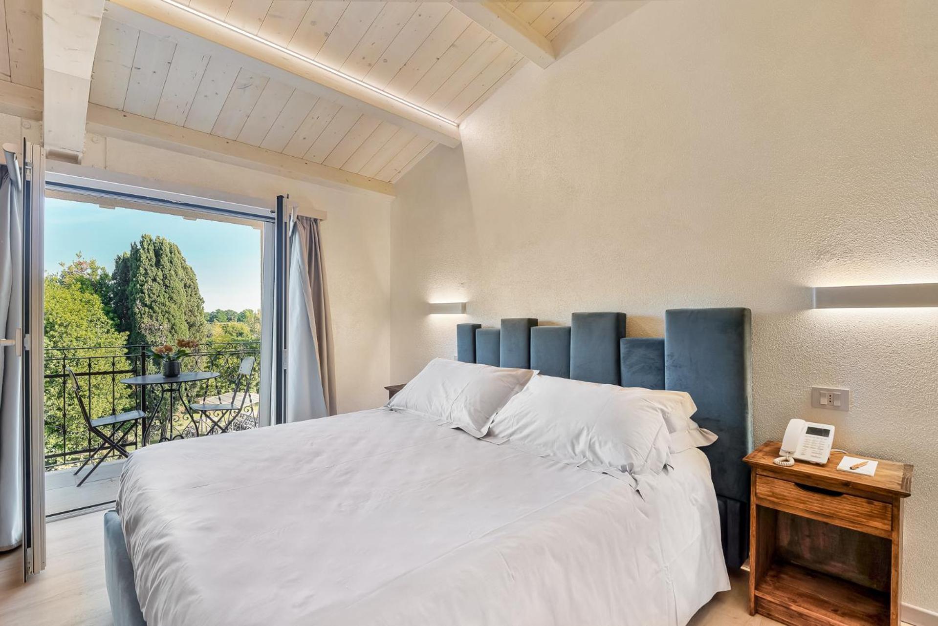 Deluxe Room,1676115287:JPEG