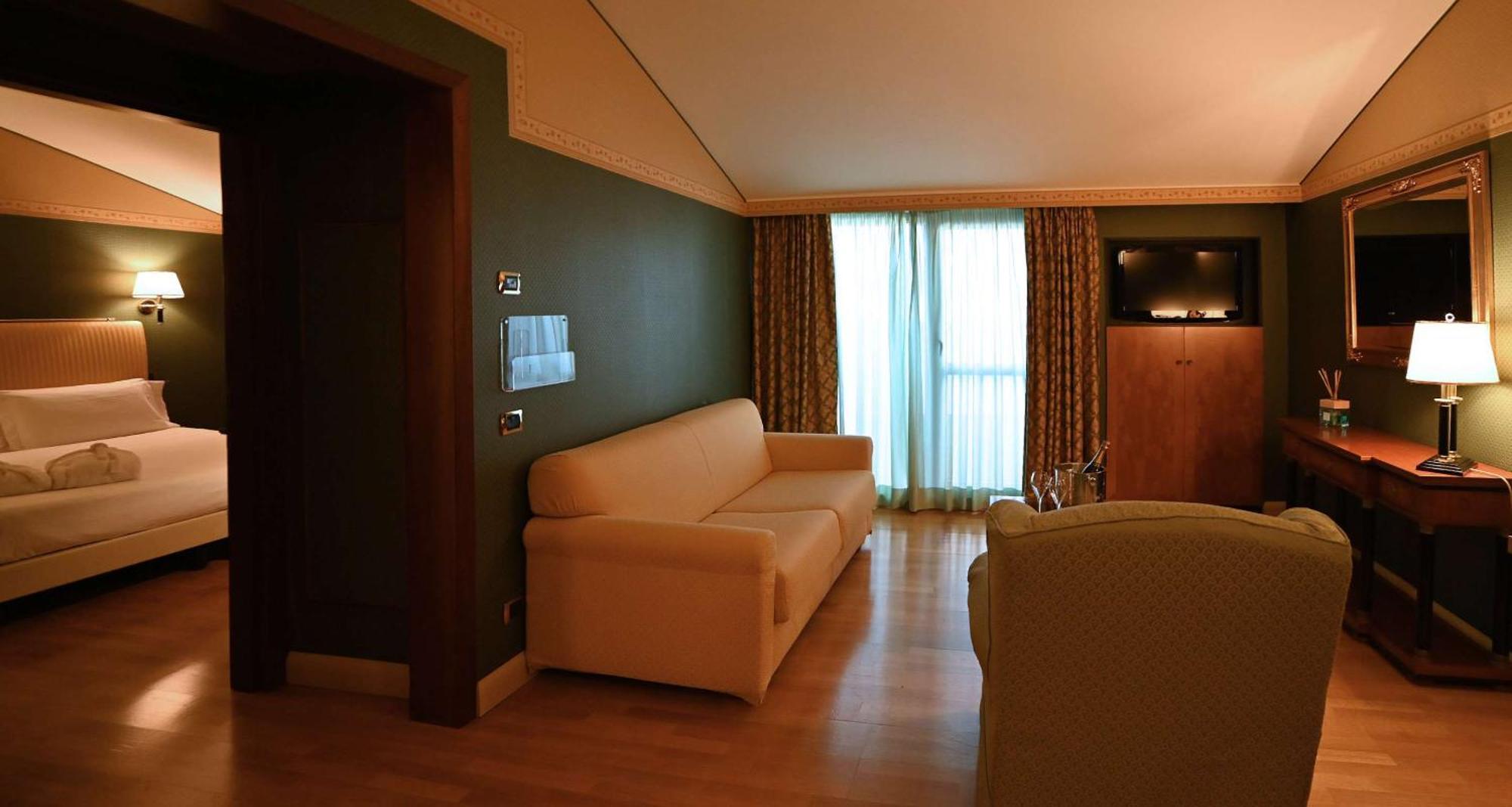 Suite,1706219326:JPEG
