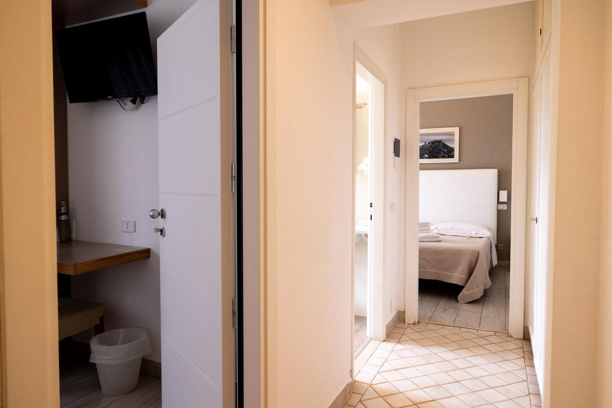 Two Connecting Double Rooms,1765596197:JPEG