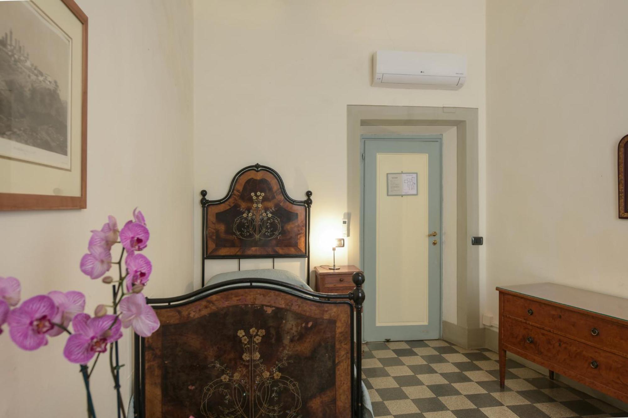 Single Room Private External Bathroom