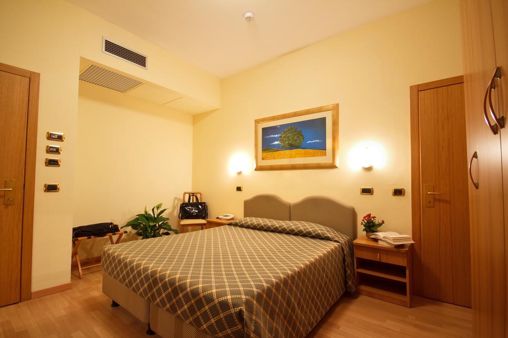 Standard Double or Twin Room,411499032:JPEG