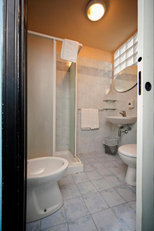 Double Room with En-Suite Bathroom,695298570:JPEG