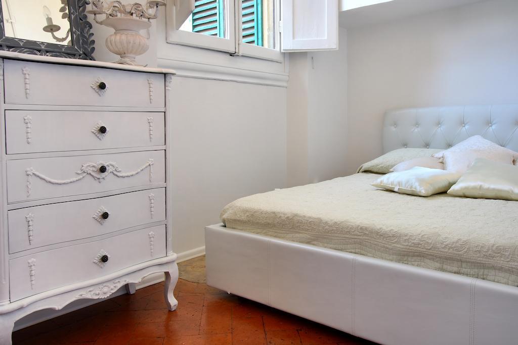 Small Single Room,697558605:JPEG