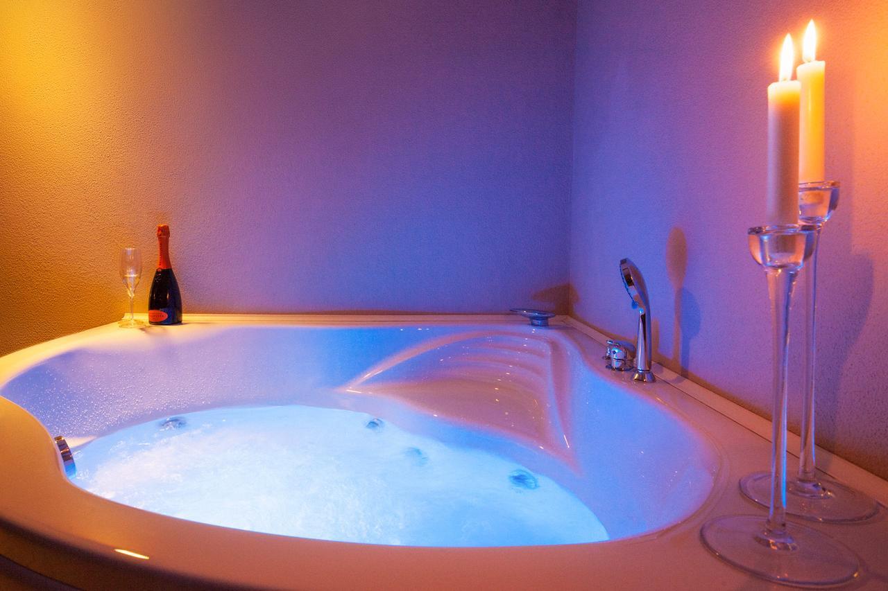 Queen Suite Spa Bath,640766700:JPEG