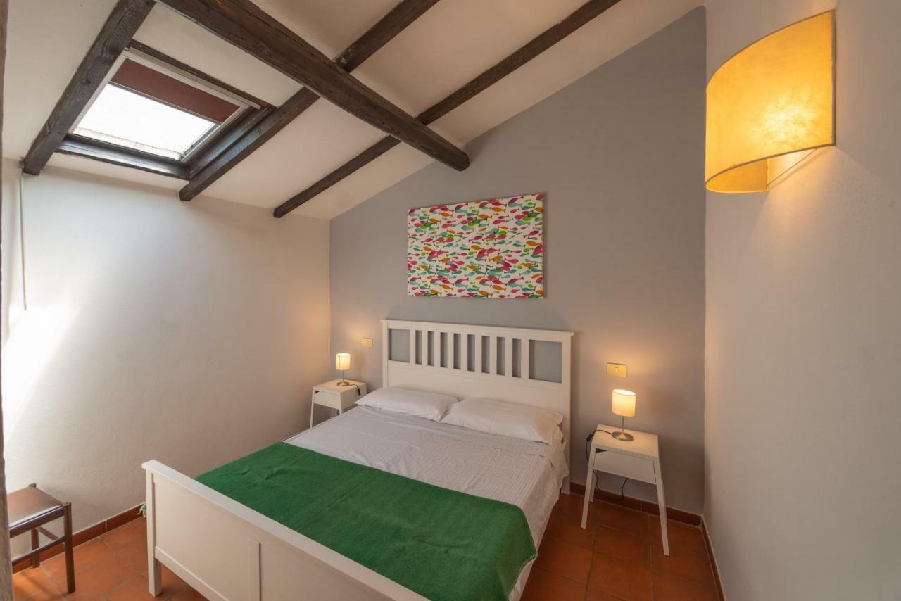 One-Bedroom Apartment Balcony,805261539:JPEG