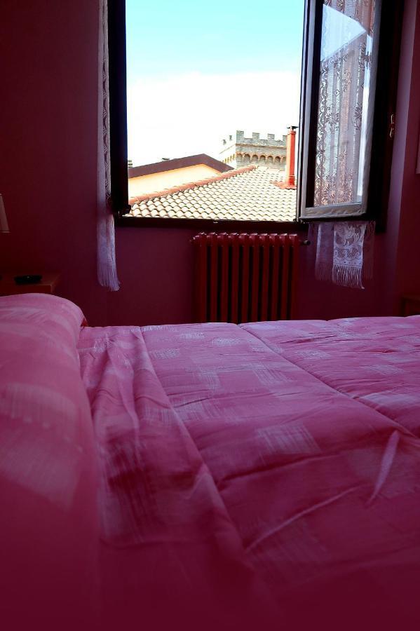 Camera Doppia con Letti Singoli e Bagno in Comune