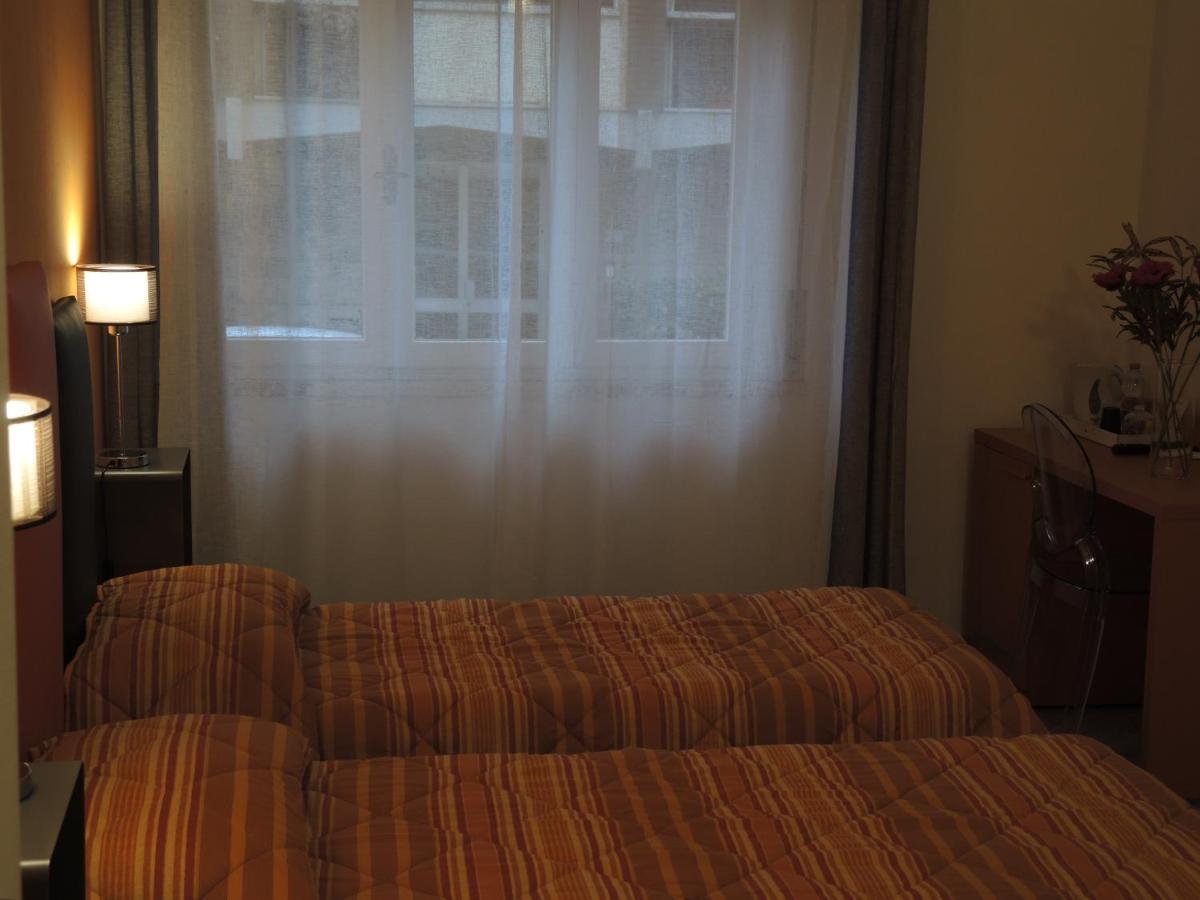 Double or Twin Room Private External Bathroom