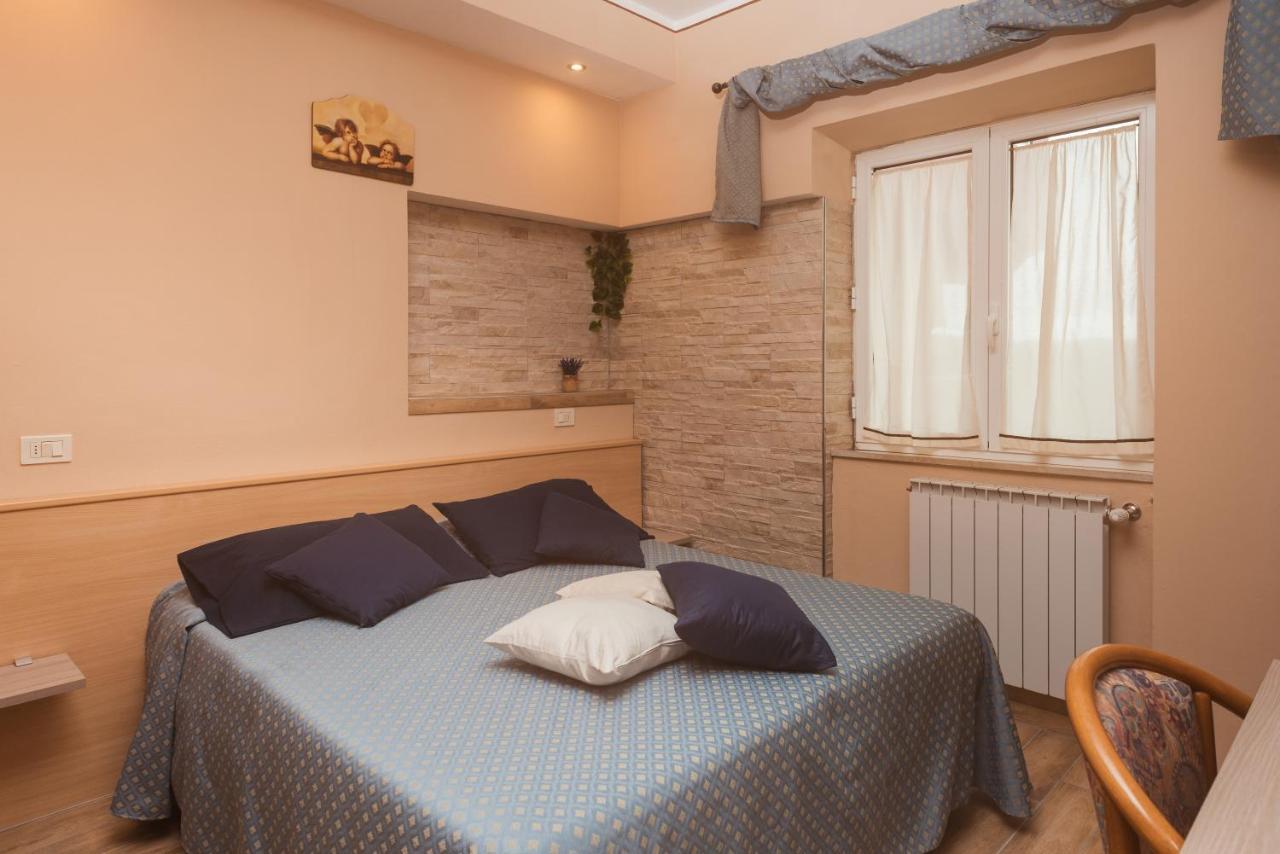 Small Double Room,411771513:JPEG